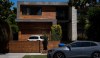 Una persona registra la residencia del boxeador mexicano Julio César Chávez Jr., el jueves 3 de julio de 2025, en Los Ángeles. (Foto AP/Jae C. Hong).